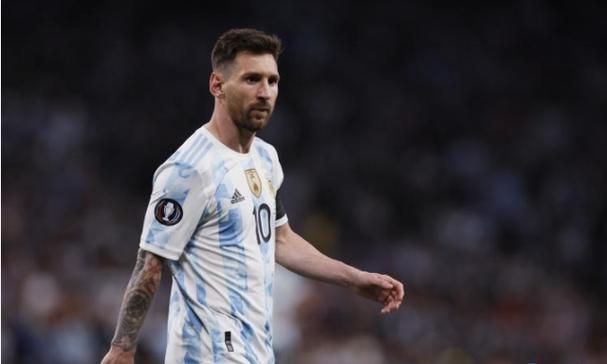 库里谈文班亚马：我试着在他头上投几个高难度球，结果一个都没进